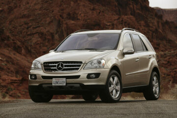 Mercedes-Benz ML 500 4MATIC, model series 164, 2005 version, V8 petrol engine M 113 E 50, 4966 cc, 225 kW/306 hp, 7G-TRONIC, USA version in genre photo. Travertine beige metallic (693), cashmere beige leather (204), burr walnut interior with chrome applications, 18-inch 5-spoke light-alloy wheels (standard equipment). Dark tinted glass, rear side windows and rear window, electric sliding sunroof, glass version (special equipment).