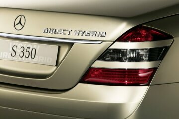 The S 350 DIRECT HYBRID is based on the new V 6 petrol engine.