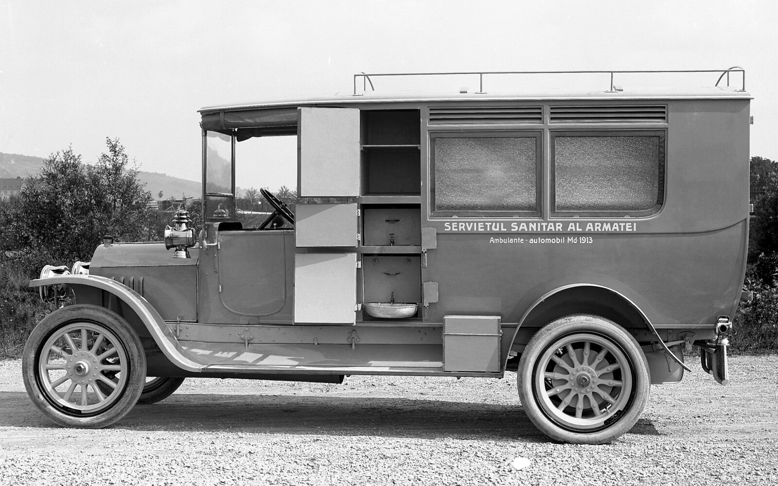 PKW2090070 Daimler ambulance Type UK 2 with 14/35 hp engine