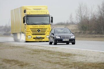 Mercedes-Benz Actros 1844
The emergency braking system reduces the consequences of accidents and saves lives: Derived from adaptive cruise control, Emergency Brake Assist automatically initiates emergency braking if a collision with a moving obstacle is imminent. This significantly reduces the speed of the collision and drastically reduces the consequences of the accident. Active Brake Assist in the Mercedes-Benz Safety Truck Actros uses the three wheel columns of the distance control system. If the system detects a possible collision, the driver is first warned visually, then acoustically. If the driver does not react, partial braking with approx. 30 % braking power takes place, followed by full braking, 2006.