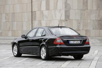 Mercedes-Benz E-Class Saloon Guard, 211 series, version from 2006. The Special Protection Package (High Protection B4) was available for the E 320 CDI, E 350 and E 500 models, and only in conjunction with the AVANTGARDE equipment line. It included e.g. a reinforced suspension, run-flat (MOExtended) tyres, bullet-resistant passenger cell protected in accordance with guideline B4 and rear window with polycarbonate glazing.