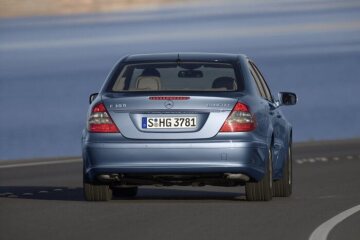 Mercedes-Benz E 300 BlueTEC Saloon, 211 series, 2007- 2009. Tealite blue metallic, cashmere beige interior. V6 diesel engine OM 642 DE 30 LA, displacement 2987 cc, 155 kW/211 hp. With oxidising catalytic converter, particulate filter and NOx storage catalytic converter.