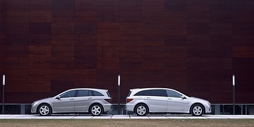 Mercedes-Benz R-Class, model series 251, 2008. Left: Version with normal wheelbase, cubanite silver metallic (723), tilting/sliding sunroof with one-touch opening/closing and convenience closing (Code 414), Sport Package (Code 952) with blue-tinted thermal insulation glass all-round and 19-inch light-alloy wheels in 5-spoke design. Right: Version with long wheelbase, iridium silver metallic (775), 18-inch light-alloy wheels in 5-twin-spoke design, panoramic sliding sunroof (Code 413), dark-tinted thermal insulation glass, rear side windows and rear window (Code 840). Photoshoot in Valencia/Spain, April 2008.