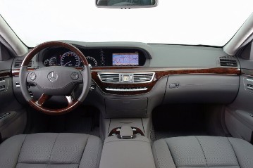Mercedes-Benz 221 series S-Class sedans.