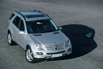 Mercedes-Benz ML 350 4MATIC, model series 164, 2005, V6 petrol engine M 272 KE 35, 3498 cc, 200 kW/272 hp, 7G-TRONIC. Iridium silver metallic (775), Sports Package with black ARTICO man-made leather/Alcantara (901), silver and black aluminium trim, silver-painted instrument cluster, silver/chrome radiator grille and 19-inch 5-spoke light-alloy wheels (special equipment). Bi-xenon headlamps (with active light function, headlamp cleaning system, dynamic headlamp range control and cornering light function in the bumper), dark tinted glass (rear side windows and rear window), electric sliding sunroof, glass version (special equipment).