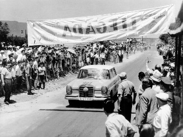Großer Straßenpreis von Argentinien für Tourenwagen 1961: Das Team Hans Herrmann / Rainer Günzler (Startnummer 527) mit einem Mercedes-Benz 220 SE bei der Ankunft in Catamarca, dem Ziel der dritten Etappe.