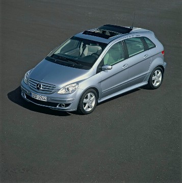 Mercedes-Benz B 200 CDI, Sports Tourer, model series 245, version 2005 - 2008. Four-cylinder turbodiesel engine OM 640, 1991 cc, 103 kW/140 hp. B-Class horizon blue metallic (394) exclusive paint finish, alpaca grey leather interior, panoramic lamella sliding sunroof, PARKTRONIC (special equipment). Projection headlamps with H7 halogen light source, aluminium interior trim (standard equipment). 16-inch 5-spoke light- alloy wheels and Exterior Chrome Package (standard equipment on B 200 CDI): Radiator grille with 4 louvres and chrome trim, other chrome trim parts, outside mirrors in vehicle colour.