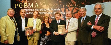 For its POEMA (Poverty and Environment in Amazonia) development project in the Brazilian rainforest, DaimlerChrysler AG receives high international distinction: the World Summit Business Award for Sustainable Development Partnerships.
Presentation of the book "The Quiet Return of the Rainforest".