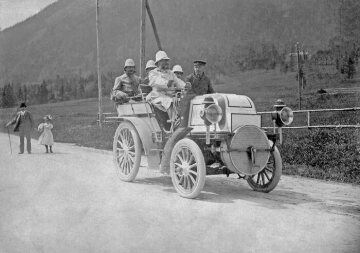 Emil Jellinek am Steuer seines Daimler 16 PS „Phönix“, aufgenommen 1899 am Semmering. Im August 1899 absolviert Jellinek das erste Semmering-Rennen, das als Club-Ausfahrt ausgeschrieben ist, als Schnellster in der Klasse der Wagen. Neben Jellinek sitzt sein Chauffeur und Mechaniker Hermann Braun. Auf dem Rücksitz von links: Jellineks Sekretär Ferdinand Spiegel, sein Neffe Otto Zels und sein Bruder Ferdinand Jellinek.