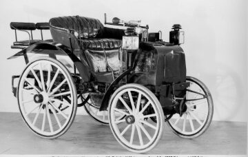 Bei der Zuverlässigkeitsfahrt von Paris nach Rouen am 22. Juli 1894 bewährten sich die Fahrzeuge von Panhard & Levassor mit Daimler-V2-Motoren. Der französische Hersteller erhielt den mit Peugeot geteilten ersten Preis des Wettbewerbs; beide Fahrzeuge fuhren mit Daimler-Motoren.