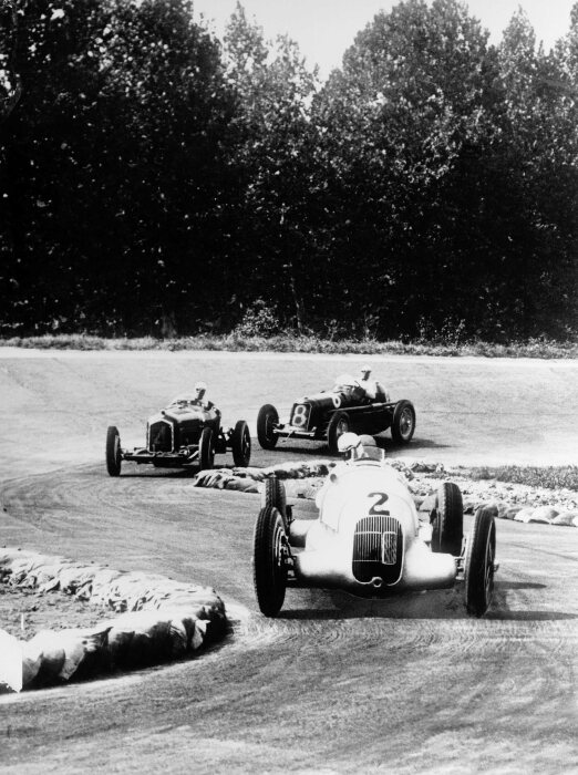 M204762 Rudolf Caracciola at the wheel of the Mercedes-Benz W 25 in the 1934 Italian GP