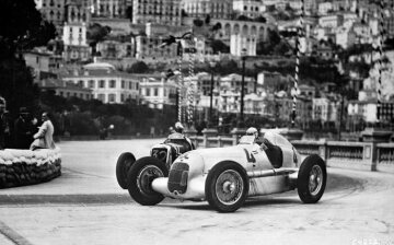 Großer Preis von Monaco, 22. April 1935. Der spätere Sieger Luigi Fagioli (Startnummer 4) überholt mit seinem Mercedes-Benz Formel-Rennwagen W 25 B Luigi "Gigi" Soffietti auf Maserati 8CM 2,9 L mit der Startnummer 32 kurz vor der Gasometer Kurve.  