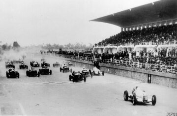 Start zum Großen Preis von Tripolis, Mellaha, 12. Mai 1935. Vom Start weg setzen sich Luigi Fagioli (3. Platz) mit der Startnummer 10 und der spätere Sieger Rudolf Caracciola (Startnummer 26), beide im Mercedes-Benz W 25, schnell an die Spitze des Feldes.