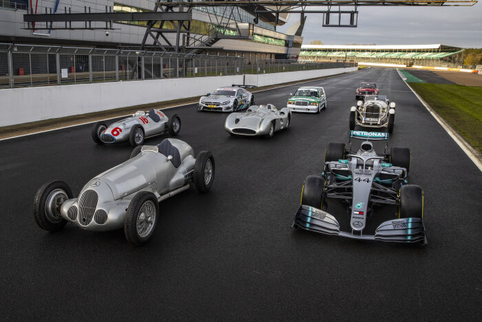 M204778 125 Years of Motorsport - Classic and modern race cars on the track in Silverstone