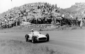 Dutch Grand Prix in Zandvoort on 19 June 1955. Stirling Moss, who later finished second, in a Mercedes-Benz Formula One racing car W 196 R (start number 10).