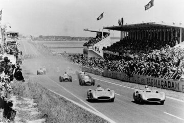 Start zum Großen Preis von Frankreich in Reims, 4. Juli 1954. Karl Kling (Startnummer 20) und Juan Manuel Fangio (Startnummer 18) beide auf Mercedes-Benz Formel-1-Rennwagen W 196 R mit Stromlinienkarosserie übernehmen vom Start an die Führung.  