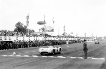 Italian Grand Prix, Monza, 11 September 1955. Juan Manuel Fangio (starting number 18) in a Mercedes-Benz Formula 1 racing car W 196 R with streamlined bodywork wins the race, followed by Piero Taruffi in a Mercedes-Benz W 196 R with exposed wheels.