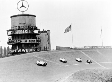 Triple victory of the streamlined Mercedes-Benz W 196 R in the Berlin Grand Prix on the AVUS, September 19, 1954: winner Karl Kling (start number 4), runner-up Juan Manuel Fangio (start number 2) and Hans Herrmann (start number 6) in third place.