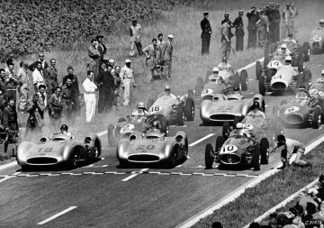 Großer Preis von Frankreich in Reims, 4. Juli 1954: Im Mercedes-Benz W 196 R Stromlinienwagen der spätere Sieger Juan Manuel Fangio (Startnummer 18), daneben Karl Kling (Startnummer 20), dahinter Hans Herrmann (Startnummer 22).  