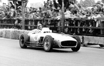 Juan Manuel Fangio (start number 4), who went on to win the race, driving a Mercedes-Benz W 196 R open-wheel racer at the 1954 Swiss Grand Prix.