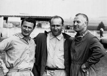 Großer Preis von Frankreich in Reims, 4. Juli 1954. Das Mercedes-Benz Rennfahrer-Team von links: Hans Herrmann, Juan Manuel Fangio und Karl Kling. Fangio und Kling erzielen für die Marke einen Doppelsieg. Herrmann fährt die schnellste Runde.