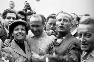 Juan Manuel Fangio (links, mit Ehefrau) und Karl Kling feiern ihren Doppelsieg beim Großen Preis von Frankreich 1954 in Reims.