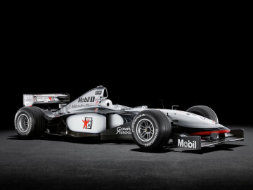 McLaren Mercedes MP4/13 Formel-1-Rennwagen aus dem Jahr 1998 - das erste Formel 1-Auto mit Mercedes-Motor, das sowohl die Fahrer- als auch die Konstrukteursweltmeisterschaft gewinnen konnte, seit Mercedes-Benz im Jahr 1994 als Motorenlieferant in die Formel 1 zurückkehrte. Fahrzeug von Mika Häkkinen, dem Formel-1-Weltmeister 1998. Studioaufnahme.  
