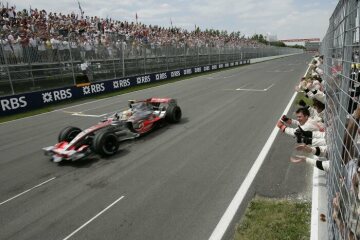 Großer Preis von Kanada in Montreal, 10. Juni 2007. Formel-1-Newcomer Lewis Hamilton holt seinen ersten Formel-1-Sieg im McLaren-Mercedes MP4-22. Nach drei weiteren Siegen ist er am Ende der Saison mit nur einem Punkt Rückstand Vizeweltmeister.  