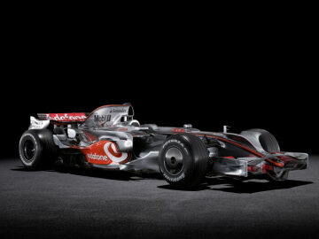 McLaren-Mercedes MP4-23 Formel-1-Rennwagen, 2008. Fahrzeug von Lewis Hamilton, dem Formel-1-Weltmeister von 2008. Studioaufnahme, Exterieur, von links vorn.  