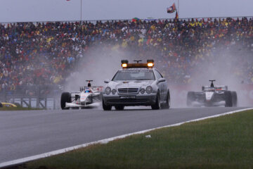 Formel 1, Grand Prix Frankreich 1999, Magny-Cours, 27.06.1999 F1 Safety Car Rubens Barrichello, Stewart-Ford Mika Hakkinen, McLaren-Mercedes MP4-14