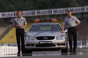 Formel 1, Grand Prix Deutschland 2001, Hockenheimring, 28.07.2001 Fotoshooting Neues F1 Safety Car F1 Safety Car, Mercedes-Benz SL David Coulthard Mika Hakkinen