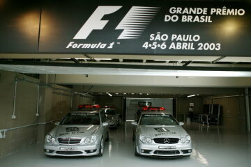 Formel 1, Grand Prix Brasilien 2003, Interlagos, 06.04.2003 Safety-Car-Box F1 Medical Car F1 Safety Car, Mercedes-Benz CLK 55 AMG