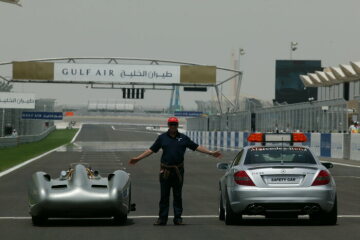 Formel 1, Grand Prix Bahrain 2004, Manama, 04.04.2004 Showprogramm Niki Lauda Mercedes-Benz W196 Stromlinie F1 Safety Car, Mercedes-Benz SLK 55 AMG