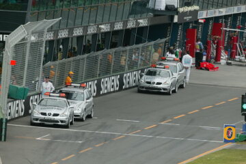 Formel 1, Grand Prix Australien 2004, Melbourne, 07.03.2004 Boxengasse F1 Safety Car, Mercedes-Benz SLK 55 AMG F1 Medical Car, Mercedes-Benz C 55 AMG