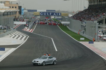 Formel 1, Grand Prix Bahrain 2004, Manama, 04.04.2004 Startaufstellung F1 Safety Car, Mercedes-Benz SLK 55 AMG