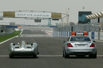 Formel 1, Grand Prix Bahrain 2004, Manama, 04.04.2004 Showprogramm Niki Lauda Mercedes-Benz W196 Stromlinie F1 Safety Car, Mercedes-Benz SLK 55 AMG