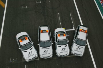 Formel 1, Grand Prix Frankreich 2004, Magny-Cours, 04.07.2004 Fotoshooting Mercedes-Benz F1-Cars F1 Safety Cars, Mercedes-Benz SLK 55 AMG F1 Medical Cars, Mercedes-Benz C 55 AMG