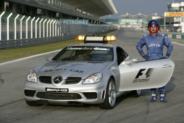 Formel 1, Grand Prix Malaysia 2005, Sepang, 20.03.2005 Fotoshooting F1 Safety Car F1 Safety Car, Mercedes-Benz SLK 55 AMG Safety Car Fahrer Bernd Maylaender