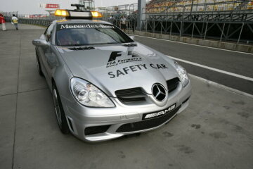 Formel 1, Grand Prix China 2005, Shanghai, 16.10.2005 Boxengasse Mitfahrgast, Safety Car Fahrer Bernd Maylaender, F1 Safety Car, Mercedes-Benz SLK 55 AMG