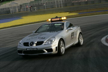 Formel 1, Grand Prix Malaysia 2005, Sepang, 20.03.2005 Fotoshooting F1 Safety Car Safety Car Fahrer Bernd Maylaender, F1 Safety Car, Mercedes-Benz SLK 55 AMG