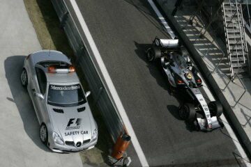 Formel 1, Grand Prix China 2005, Shanghai, 16.10.2005 Boxengasse F1 Safety Car, Mercedes-Benz SLK 55 AMG Juan Pablo Montoya, McLaren-Mercedes MP4-20