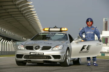 Formel 1, Grand Prix Malaysia 2005, Sepang, 20.03.2005 Fotoshooting F1 Safety Car F1 Safety Car, Mercedes-Benz SLK 55 AMG Safety Car Fahrer Bernd Maylaender