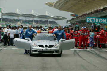 Formel 1, Grand Prix Malaysia 2004, Sepang, 21.03.2004 Startaufstellung Bernd Maylaender F1 Safety Car, Mercedes-Benz SLK 55 AMG