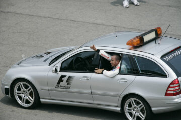 Formel 1, Grand Prix USA 2007, Indianapolis, 17.06.2007 Boxengasse, Parc Ferme Qualifying Lewis Hamilton (1.), Pole Position, F1 Medical Car, Mercedes-Benz C 55 AMG