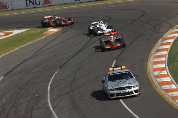 Formel 1, Grand Prix Australien 2008, Melbourne, 16.03.2008 F1 Safety Car, Mercedes-Benz SL 63 AMG Sieger Lewis Hamilton (1.), McLaren-Mercedes MP4-23 Robert Kubica, BMW Sauber F1.08 Heikki Kovalainen (5.), McLaren-Mercedes MP4-23