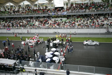 Formel 1, Grand Prix Malaysia 2009, Sepang, 05.04.2009 Rennabbruch Zielgerade im Regen F1 Safety Car, Mercedes-Benz SL 63 AMG Nick Heidfeld, BMW Sauber F1.09 BMW Sauber-Team Sieger Jenson Button (1.), Brawn-Mercedes BGP 001 Brawn-Team Mark Webber Red Bull-Renault RB5 Red Bull-Team Timo Glock, Toyota TF109 Toyota-Team