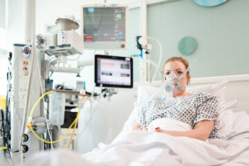 Ein freiwilliger "Patient" mit dem neu-entwickelten CPAP-Gerät. Fotograf: James Tye / UCL