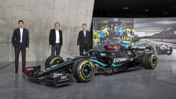 Toto Wolff, Sir Jim Ratcliffe und Ola Källenius mit dem Mercedes-AMG F1 W11 EQ Performance