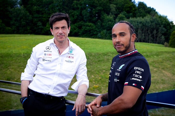 Mercedes und Lewis einigen sich auf eine Vertragsverlängerung um zwei weitere Jahre