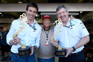 Toto Wolff, Niki Lauda und Ross Brawn feiern den Sieg des Teams beim Großen Preis von Monaco 2013. 